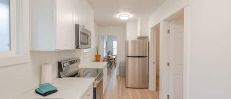 Refrigerador, microondas, horno, placa de cocina