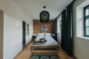 12 habitaciones, escritorio, tabla de planchar con plancha y wifi 