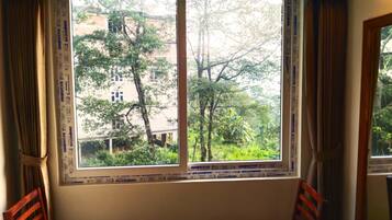 Deluxe Room with Garden View | Hypo-allergenic bedding, desk, laptop workspace, soundproofing
