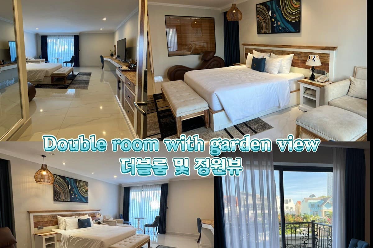 Ein Doppelzimmer mit Gartenblick, inklusive Bett, Sitzgelegenheit und einem Badezimmer mit Badewanne und Dusche.