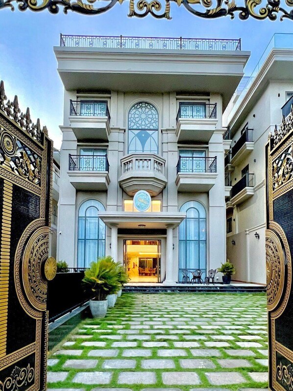 Front of property - Sabina Luxury Boutique Hotel & Villa (Ho Chi Minh City)