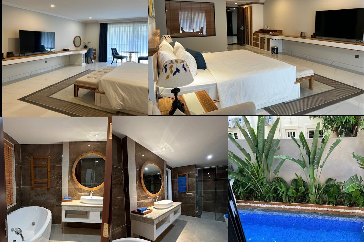 Ein Doppelzimmer mit Blick auf den Pool, ausgestattet mit einem Bett, Nachttisch und Poolaussicht.