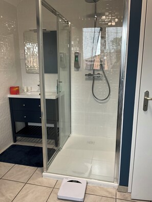 Comfort-dobbeltværelse - bjergudsigt | Badeværelse | Bruser, gratis toiletartikler, hårtørrer, Sæbe