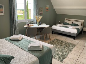 Family Quadruple Room, Garden View | Free minibar items, desk, laptop workspace, free WiFi - Casa Di fiore (Maubourguet)