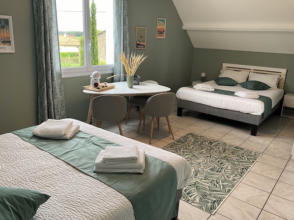 Mini-bar avec articles gratuits, bureau