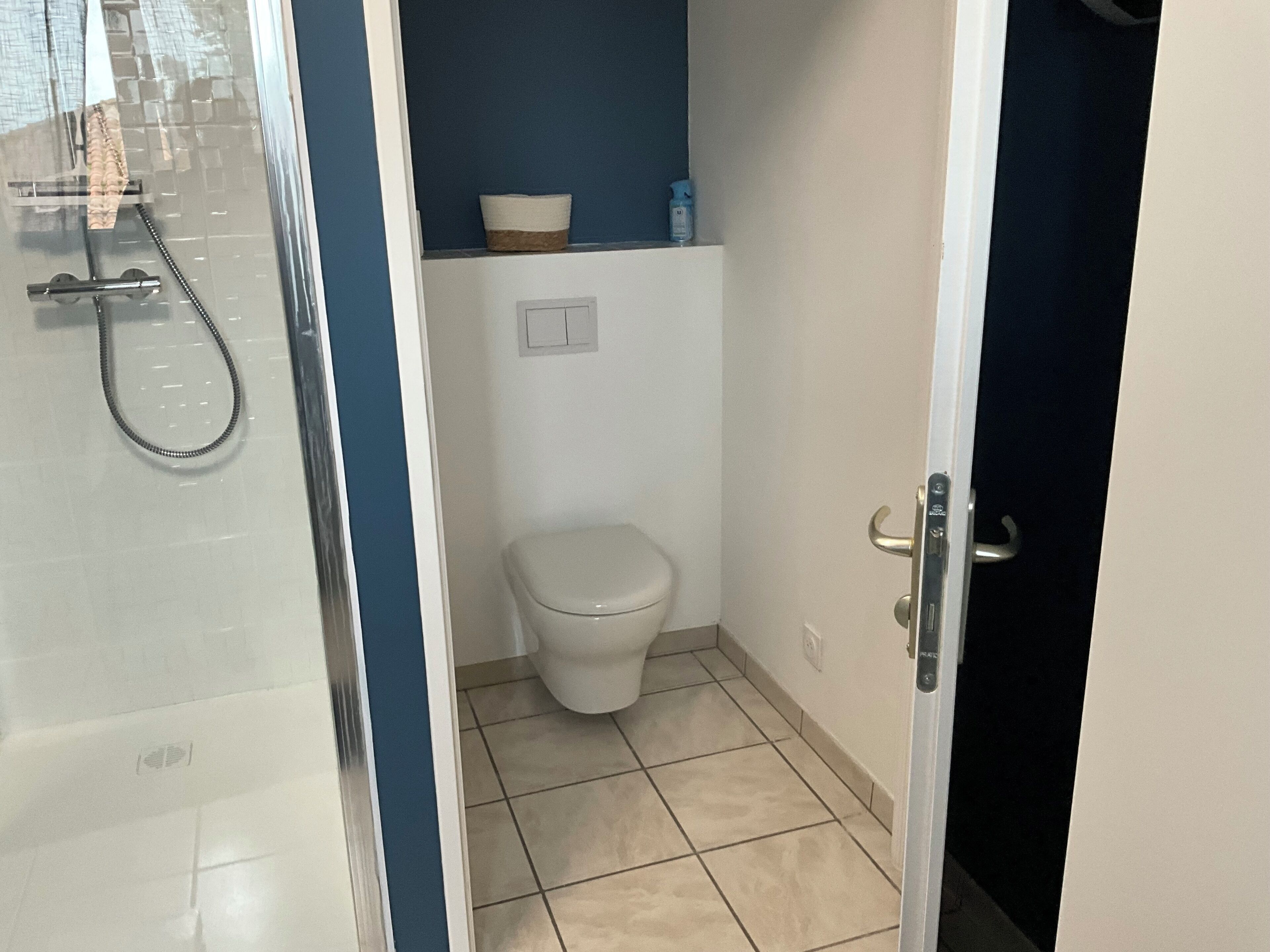 Habitación Confort doble, vistas a la montaña | Baño | Ducha, artículos de higiene personal gratuitos, secador de pelo y jabón