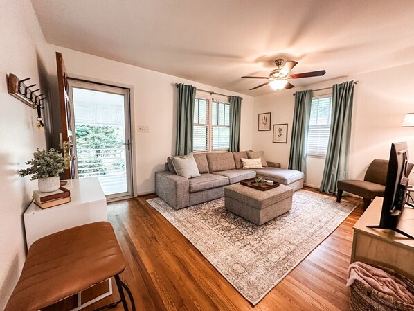 Smart TV, books - Village District Retreat Near NC State (Raleigh)