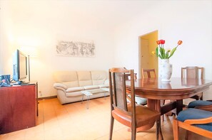 Dining - Private room with single bed, with terrace 200 m2. (Barcelona)