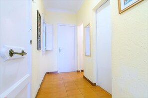 Interior - Private room with single bed, with terrace 200 m2. (Barcelona)