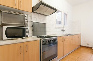Fridge, microwave, oven, cookware/dishes/utensils - Private room with single bed, with terrace 200 m2. (Barcelona)