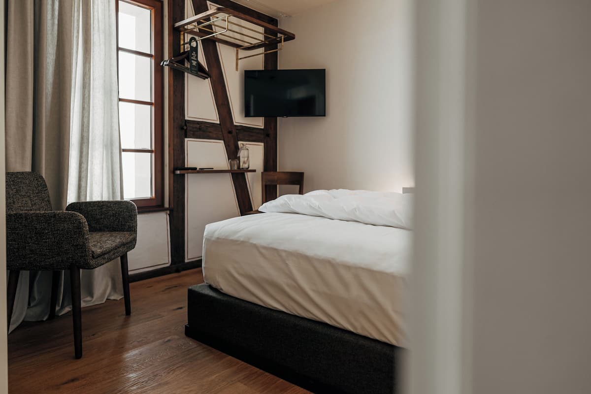 Basic Double Room | 1 bedroom, in-room safe, blackout curtains, soundproofing