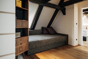 Svit Deluxe - utsikt mot floden | Värdeförvaringsskåp på rummet, mörkläggningsgardiner och ljudisolering