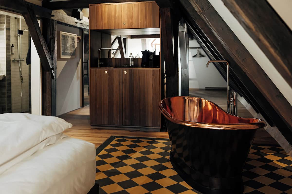 Premium Suite | 1 bedroom, in-room safe, blackout curtains, soundproofing