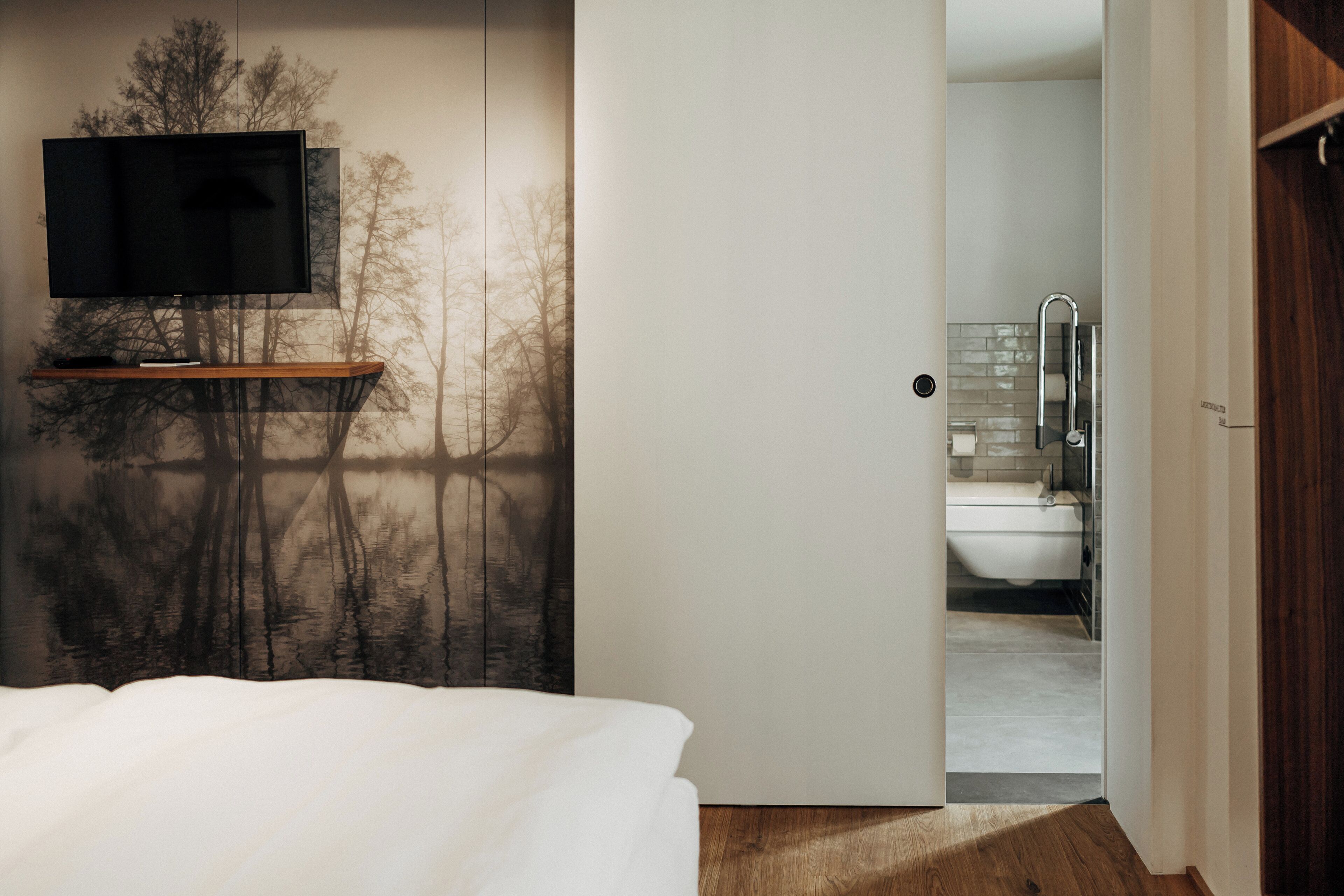 Kahden hengen comfort-huone | Tallelokero huoneessa, pimennysverhot, äänieristys, silitysrauta/-lauta