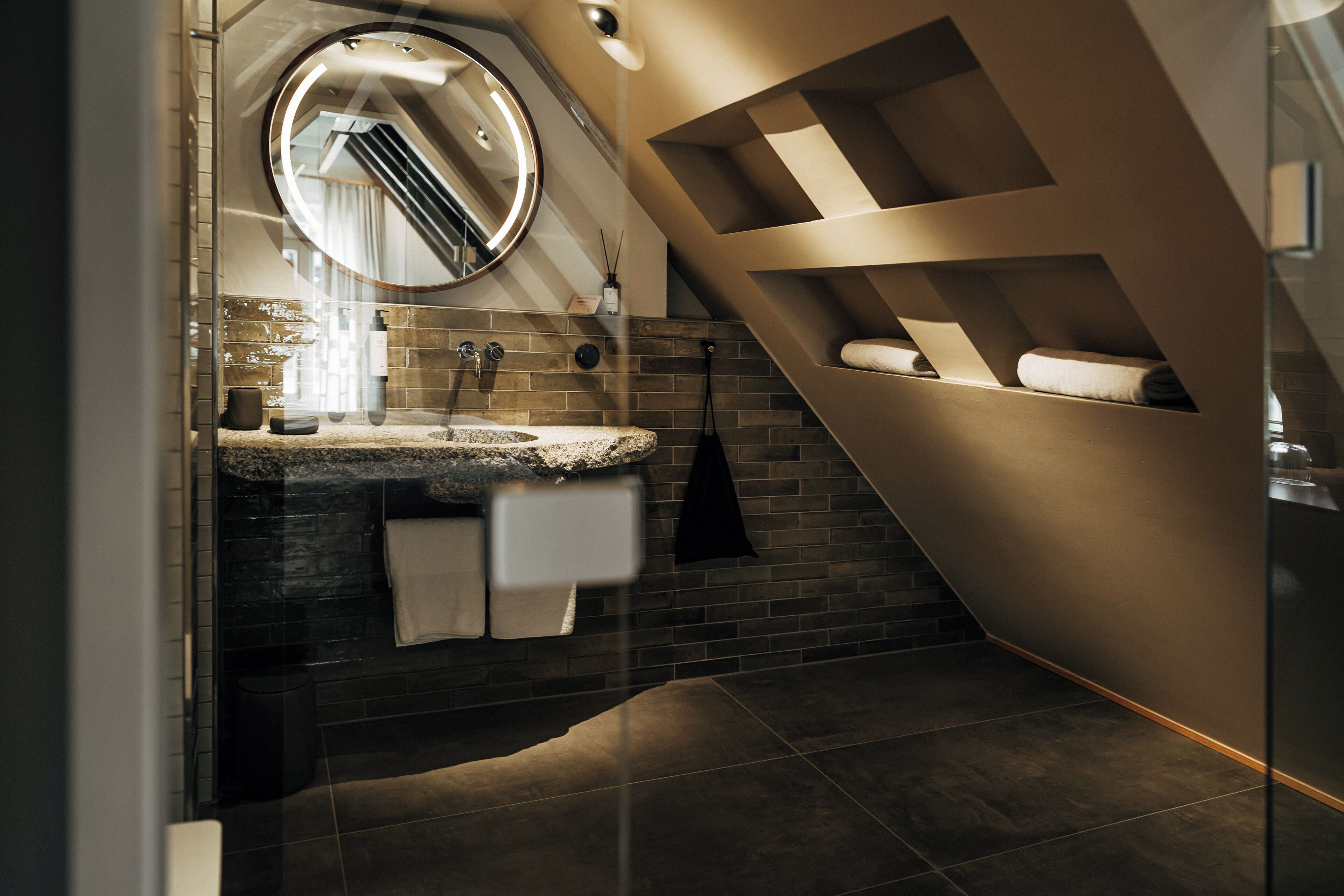Junior-Suite, Balkon, Flussblick | Badezimmer | Haartrockner, Handtücher, Seife, Shampoo