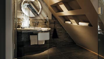 Junior-Suite, Balkon, Flussblick | Badezimmer | Haartrockner, Handtücher, Seife, Shampoo