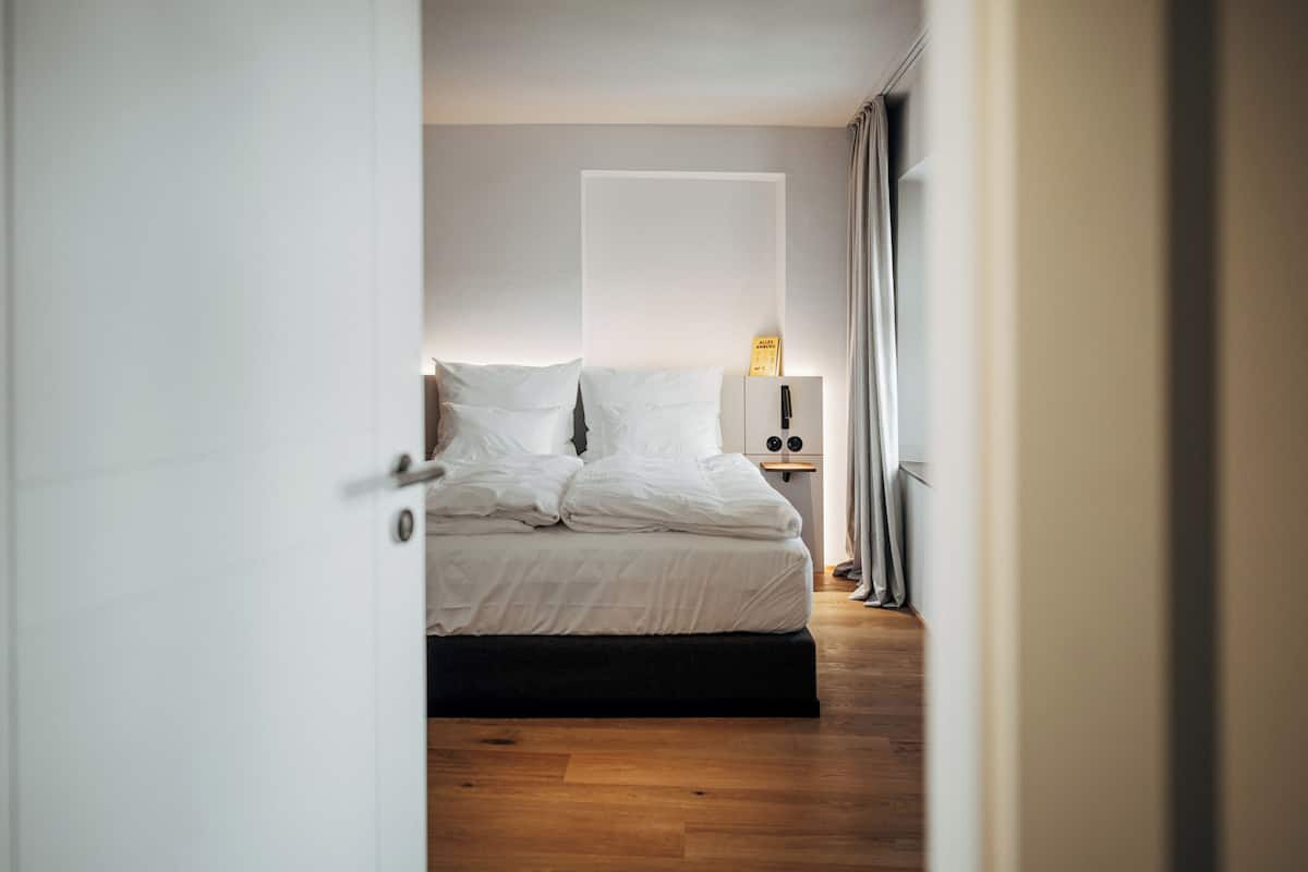 Classic Double Room | 1 bedroom, in-room safe, blackout curtains, soundproofing
