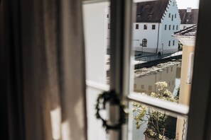 Suite junior, balcón, vistas al río | Caja fuerte, cortinas opacas, sistema de insonorización