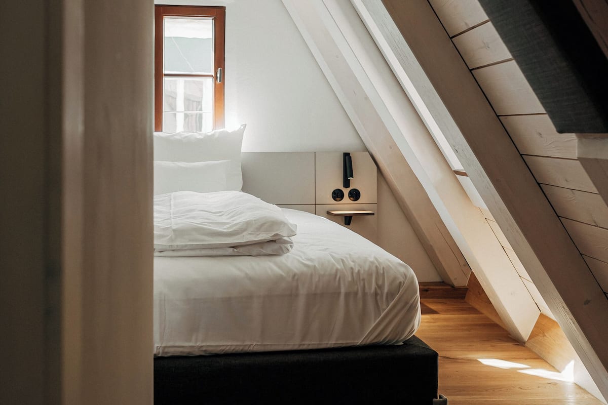 Einzelzimmer im Dachgeschoss | 1 bedroom, in-room safe, blackout curtains, soundproofing