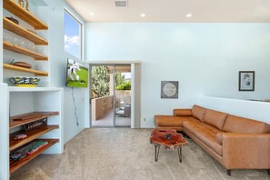 Smart-TV, Kamin, Tischfußball, Bücher