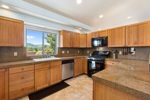 Fridge, microwave, oven, stovetop - Sedona Sunscape - 3BR, Firepit, Grill, Views (Sedona)