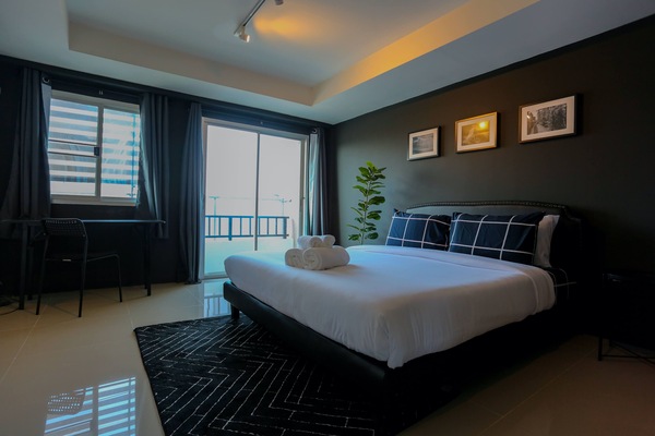 Single Room, 1 King Bed, Shared Bathroom | WiFi (free), bed sheets