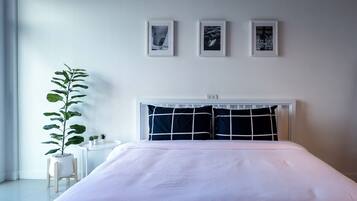 Single Room, 1 King Bed, Shared Bathroom | Free WiFi, bed sheets