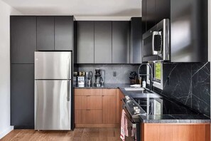 Refrigerador, microondas, horno y parrilla de estufa 