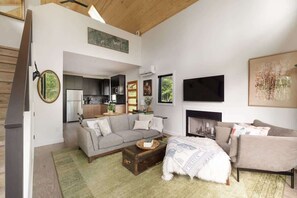 Smart TV, chimenea y oficina 