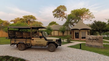 Ett safariskåp stod parkerat framför ett hotell, och på en skylt stod det: ”Nyanaya Safari Camp”.
