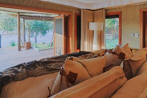 Superior tent | Luxe beddengoed, een minibar met enkele gratis items