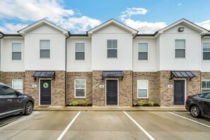 Exterior - Get comfortable and enjoy 2bedroom with 2.5 bath with this fully furnished unit (Clarksville)