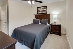 2 chambres, fer et planche à repasser, lit de bébé portatif