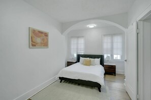 2 bedrooms, desk, iron/ironing board, travel cot - This apartment is a 2 bedroom(s), 1 bathrooms, located in Rochester, NY. (Rochester)