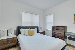 2 soverom, strykejern/-brett, reiseseng for barn og wi-fi (inkludert)