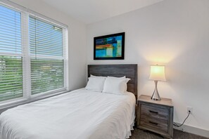 2 Schlafzimmer, Schreibtisch, Bügeleisen/Bügelbrett, Reisekinderbett