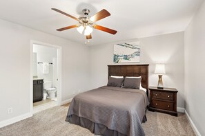 2 Schlafzimmer, Schreibtisch, Bügeleisen/Bügelbrett, Reisekinderbett