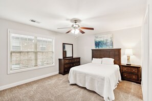 2 habitaciones, escritorio, tabla de planchar con plancha y wifi gratis 