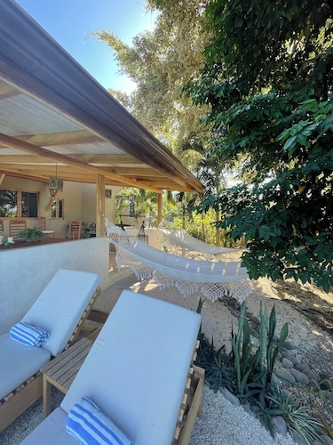 Georgeous 3 bedroom villa ocean & sunset views only 5 minutes from Santa Teresa
