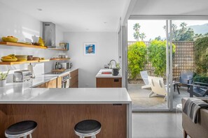 Een koelkast, een koffiezetapparaat/waterkoker