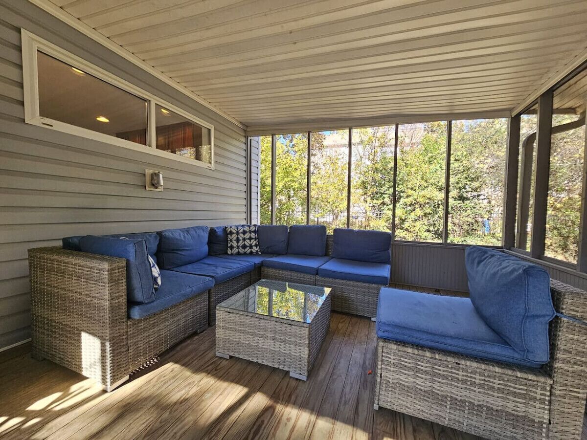 Gorgeous 2BR home with backyard