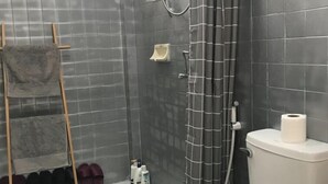 A bathroom with a shower, toilet, and a towel rack. - 3 Bedroom Villa Din Daeng BKK (Bangkok)