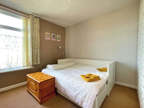 3 bedrooms, iron/ironing board, WiFi, bed sheets