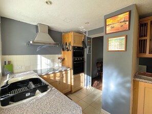 Private kitchen - Sheffield's 3BR Retreat (Sheffield)