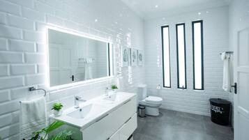 Shower, perlengkapan mandi gratis, pengering rambut, dan sandal