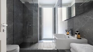 A modern bathroom with a shower, toilet, and bathtub. - Louly Trevi Fountain 4 Bedroom Luxury Apartment (Roma)