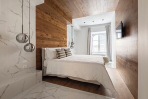 4 bedrooms, iron/ironing board, WiFi, bed sheets - Louly Trevi Fountain 4 Bedroom Luxury Apartment (Roma)