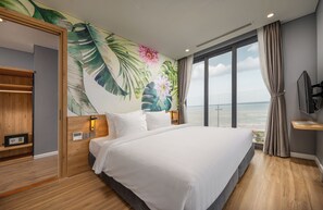 01 Premier Residence Ocean View | Desk, soundproofing, free WiFi, bed sheets - Flamingo Ibiza Hai Tien Managed by Flamingo Hotels and Resorts (Hoang Hoa)
