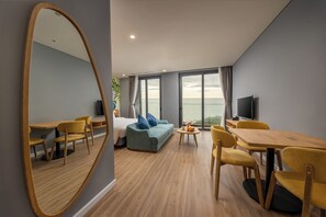 Desk, soundproofing, free WiFi, bed sheets - Flamingo Ibiza Hai Tien Managed by Flamingo Hotels and Resorts (Hoang Hoa)