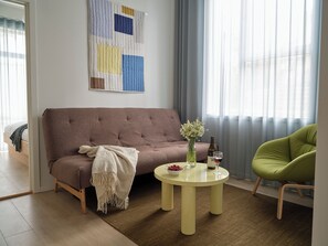 2 Bedroom Apartment for 6 | Oppholdsområde | En 43-tommers smart-TV med kabel-kanaler